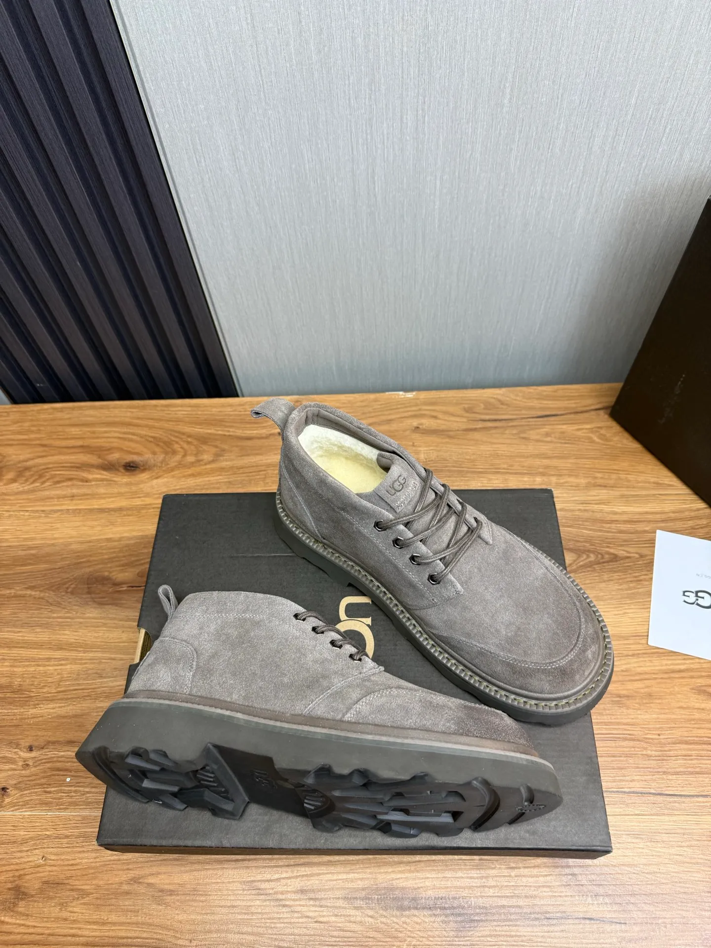 Men's shoes 💰620💰 New UGG fur integrated men's simple and fashionable snow boots. The most worth buying at the end of this year are warm casual shoes. Whether you are out and about at home, their comfortable and warm performance will be your most suitable fashion companion! The material is cowhide upper and imported wool is used inside. Warm and comfortable! The eva+ rubber patch outsole is cushioned, non-slip and wear-resistant, and has good elasticity. It is light and wear-resistant, comfortable and soft, and the new simple cut is more fashionable. It has both practicality and fashion sense, so you no longer have to worry about how to match it in winter, while still maintaining your fashionable taste. High-quality genuine wool. Look at the details for the material! Size: 39-40-41-42-43-44-44 sneaker size
